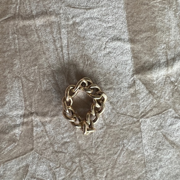 3 grams. 18 karat gold ring. Size 8 - Picture 2 of 2